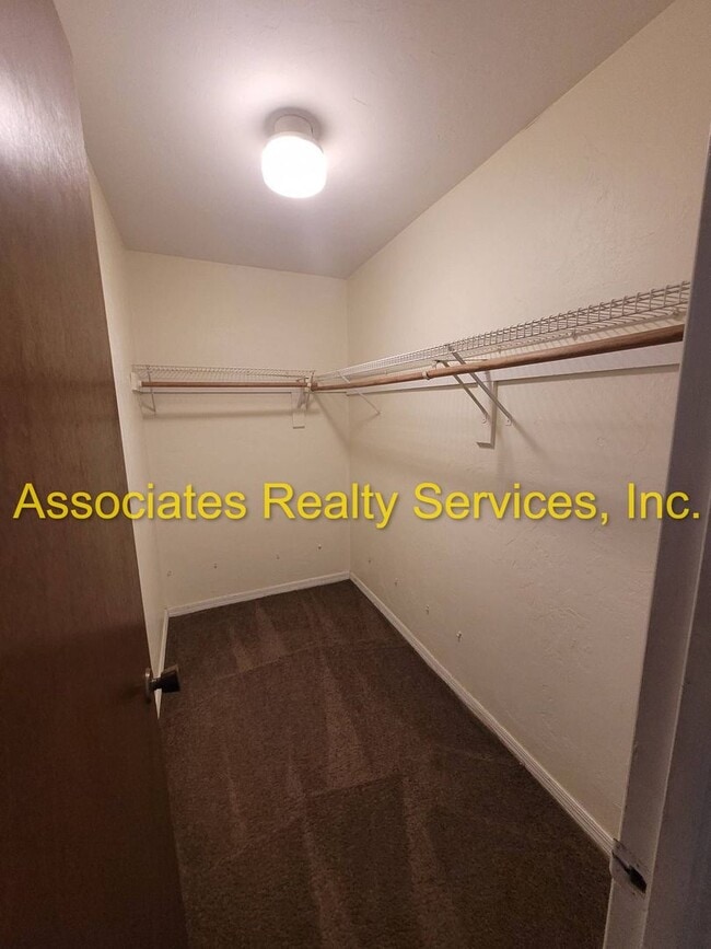 Building Photo - MOVE IN SPEACIAL! Cute Home In Deer Run, 3...