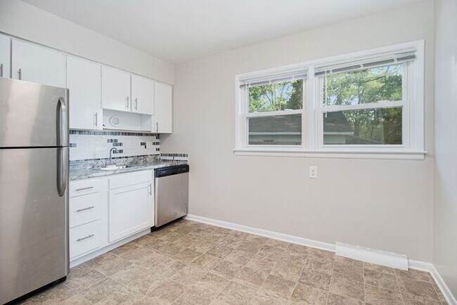 Building Photo - $300 of your move in before October! $1199- 2-bedroom duplex with spacious basement!