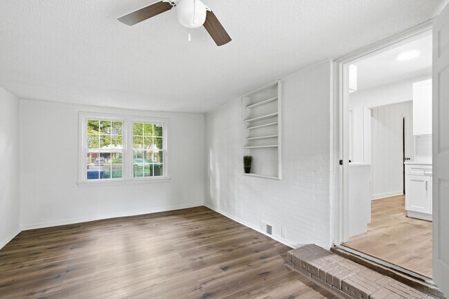 Building Photo - 2801 Mitchell Dr