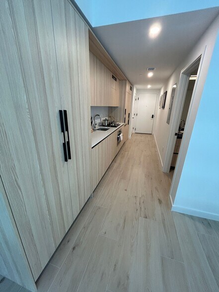 Building Photo - 225 N Miami Ave