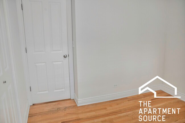 Building Photo - 1210 W Waveland Ave