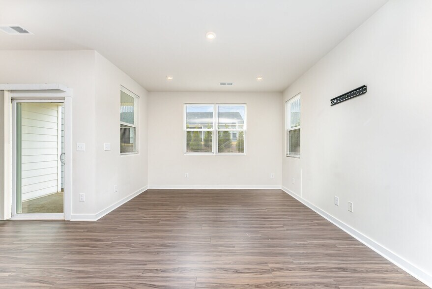 Building Photo - 9529 Munsing Dr