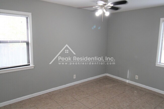 Building Photo - Fruitridge Manor 3bd/1ba House with Garage