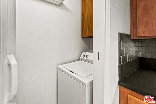 Building Photo - 8105 Redlands St