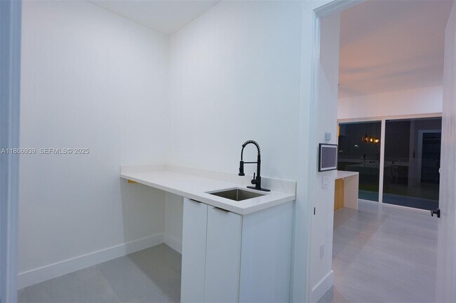 Building Photo - 5 SW 26th Pl