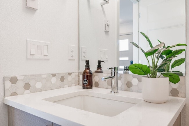 Building Photo - 4613 Dayton Ave N