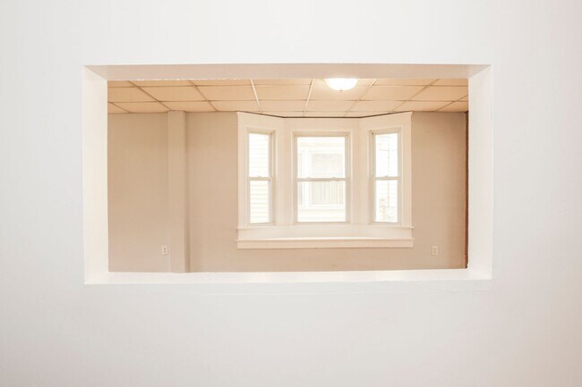 Building Photo - GREAT SINGLE FAMILY HOUSE . WAITING FOR YOU TO CALL HOME !!