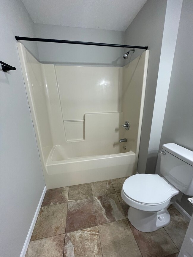 Building Photo - 3624-3626 Thornhill Circle W-TBROS