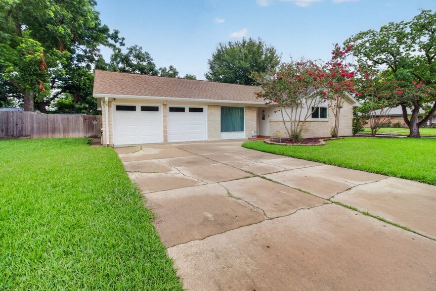 Building Photo - 5502 Effingham Dr