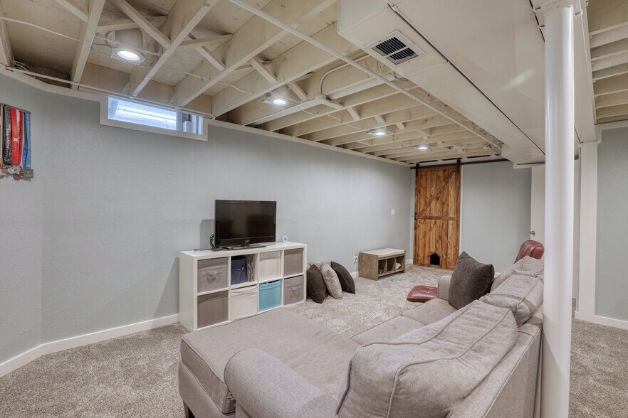 lower level - 11918 W Dearbourn Ave