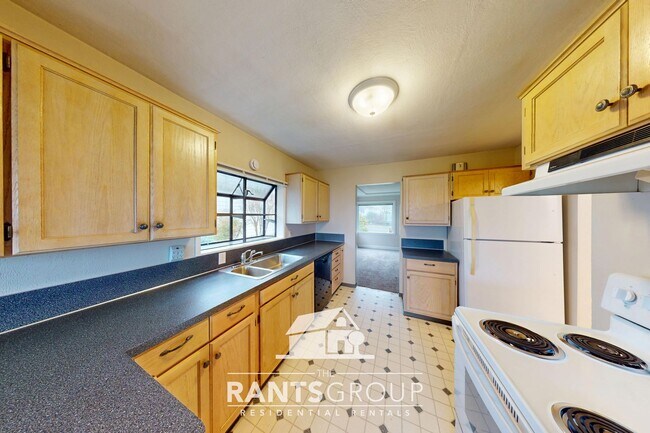 Building Photo - 3-Story Eastside Home with Views of the Bay!