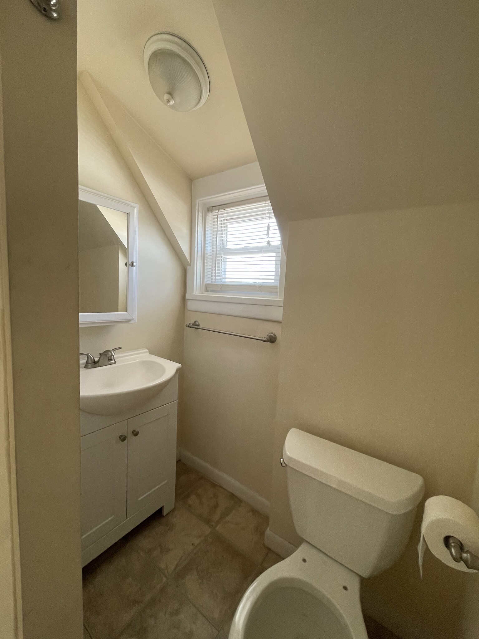 Full bath with tub - 225 E 6th Ave