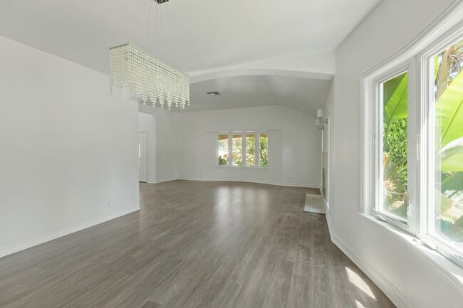 Building Photo - Elegant 5-Bedroom Estate with Pool in Prime Woodland Hills