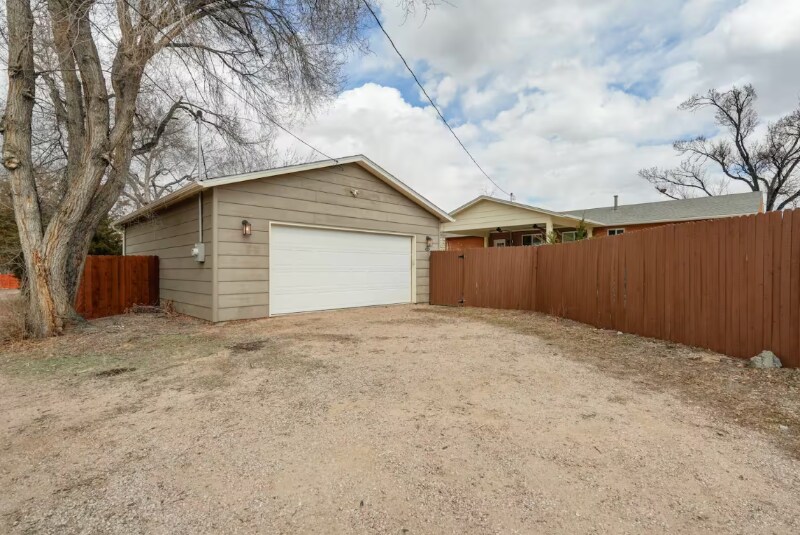 Building Photo - 2402 Patrician Way
