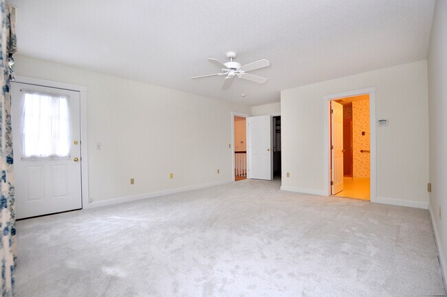 Building Photo - 8 Dickinson Ct