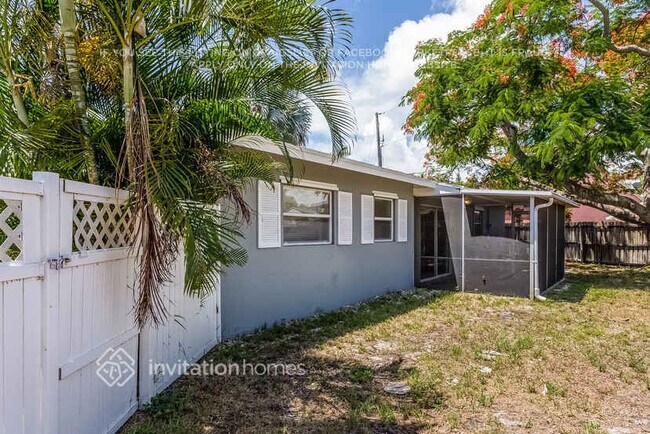 Building Photo - 401 NW 8th Ct