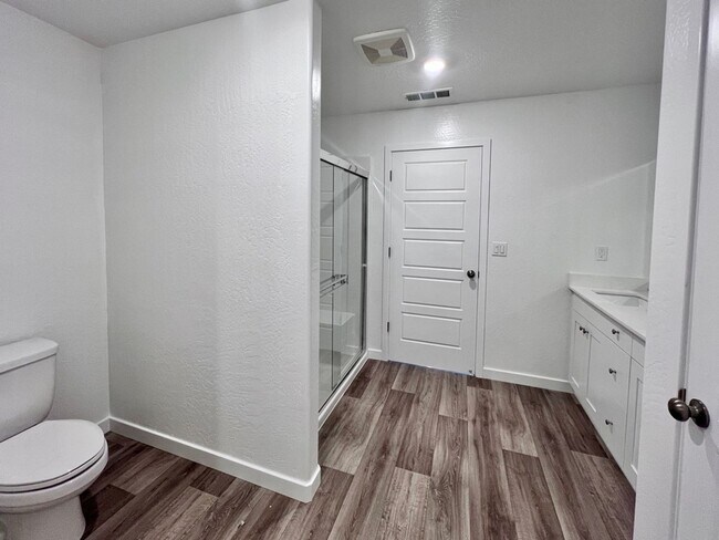 Building Photo - $2,950 Ashlan & Highland - Clovis 4 Bedroom/ Solar Panels/ Tesla Power Wall