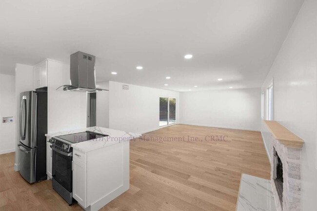 Building Photo - Sun Valley Triplex, Fully Renovated with Attention to detail