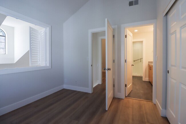 Building Photo - FULLY RENOVATED 3 BEDROOM, 2 BATHROOM TOWN...