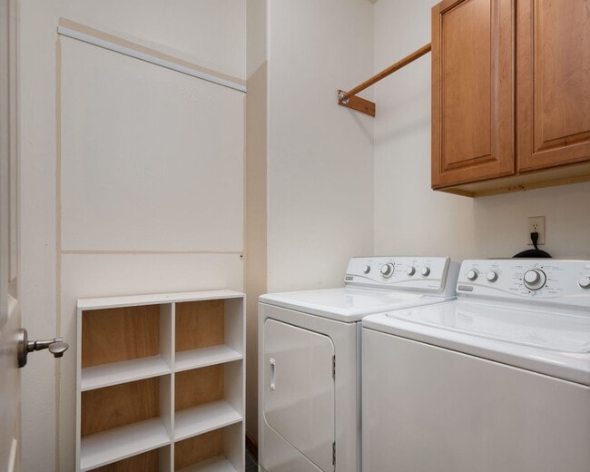 Building Photo - 3 Bedroom, 2 Bath Condo