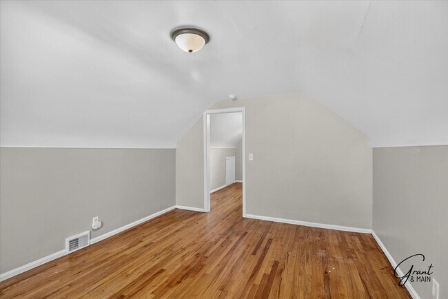 Building Photo - $1300 3 bedrooms