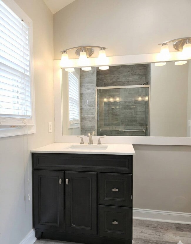 Building Photo - 402 Laurel St