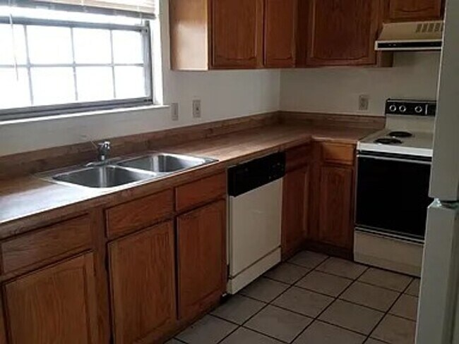 Building Photo - 2402 Paul Revere St
