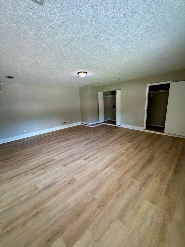 Building Photo - 6000 Lindy Ln