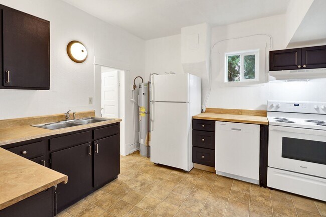 Building Photo - 4 Bedroom, 1 Bathroom Home in the York Neighborhood for Rent!