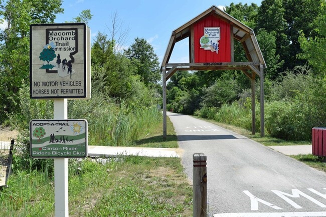 Building Photo - Shelby Twp 2-bedroom, 2-bath condo-style, ...