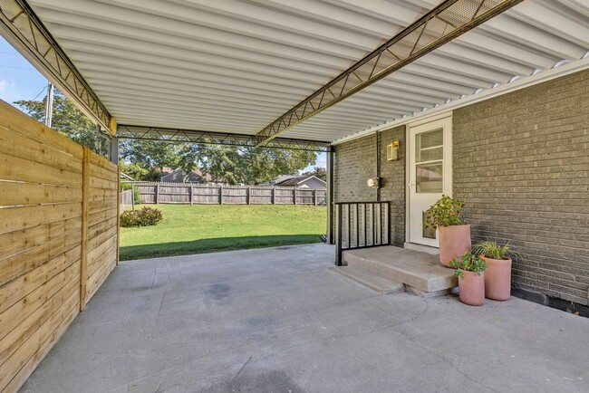 Building Photo - Beautifully furnished short-term rental in...