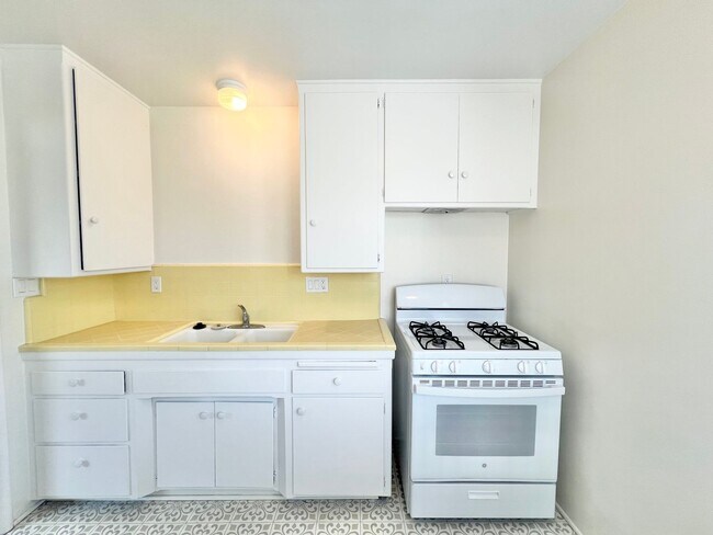 Building Photo - Sun-Filled Belmont Shore Apartment