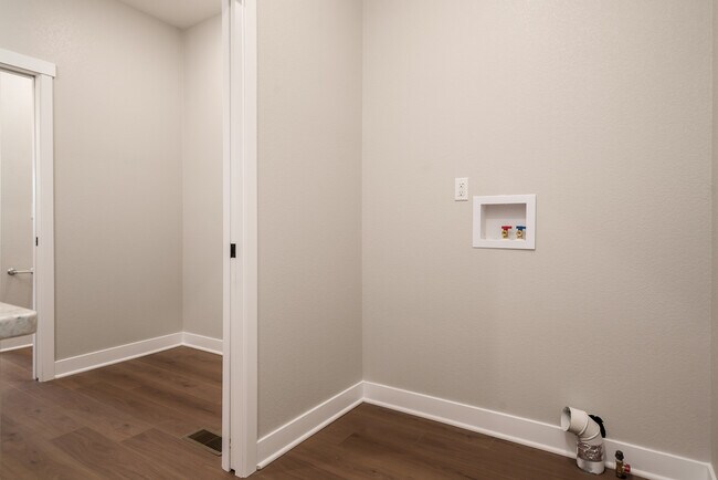 Building Photo - 5729 Willow Creek Ln