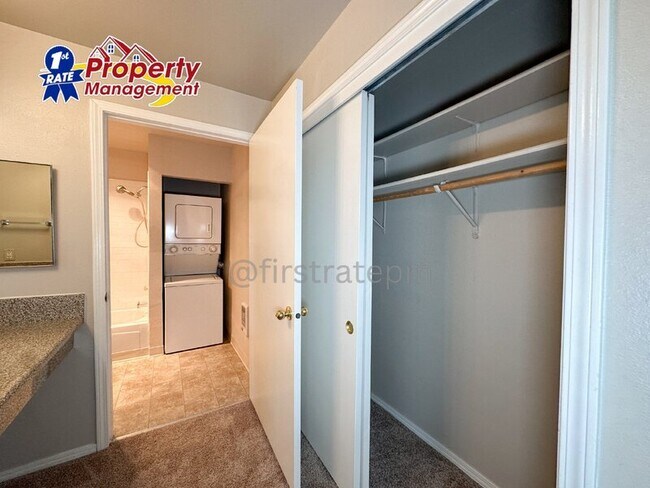 Building Photo - 870 W Belmont Cir