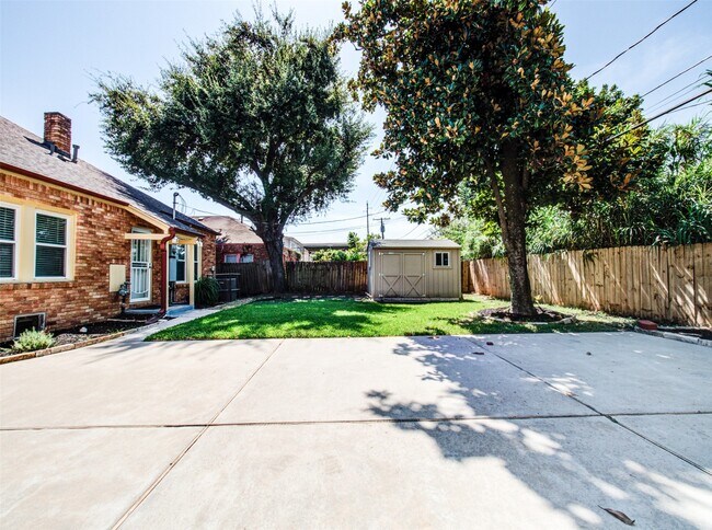 Building Photo - 2608 Rosewood St