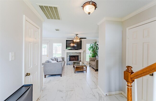 Building Photo - 3022 Norwich St