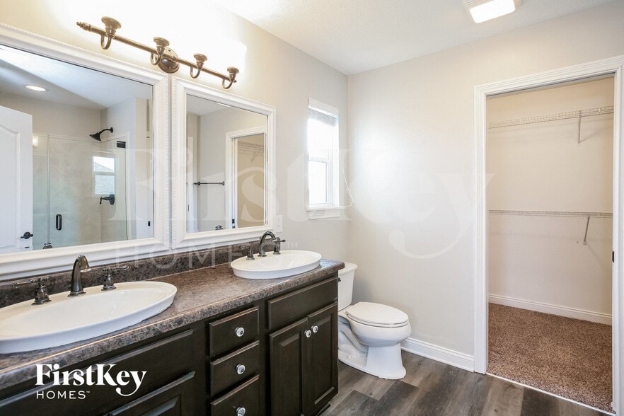 Building Photo - 2135 Woodfield Dr