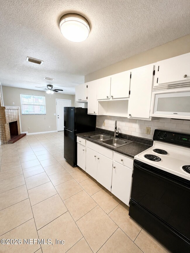Building Photo - 8067 Parental Cir