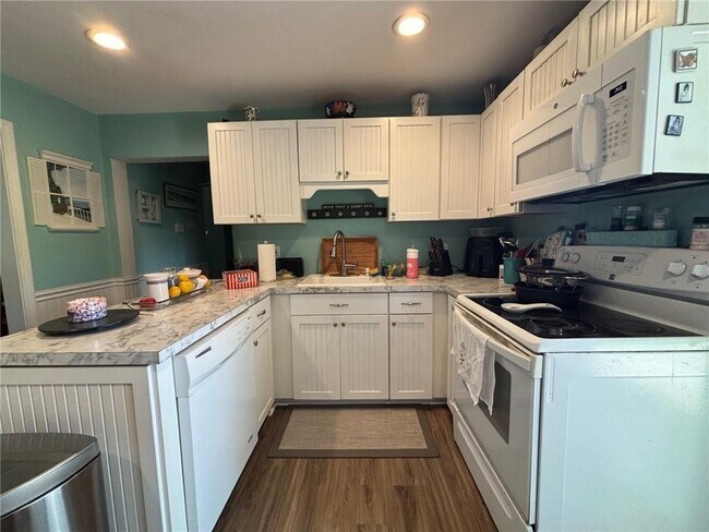 Building Photo - 6 Hickory Ave