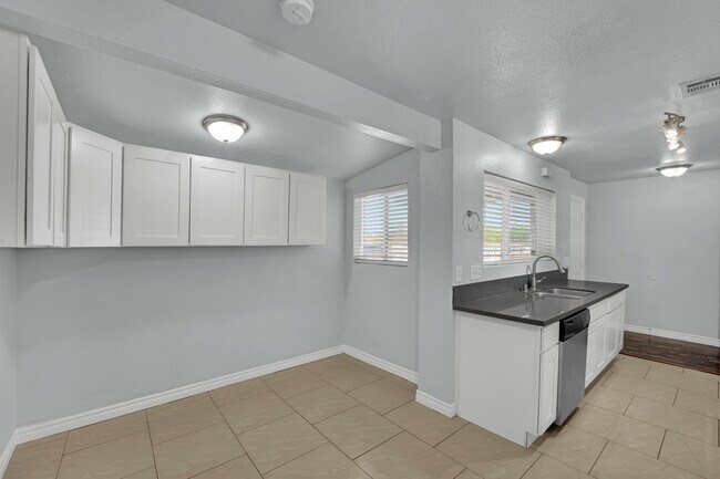 Building Photo - 2221 Santa Clara Dr