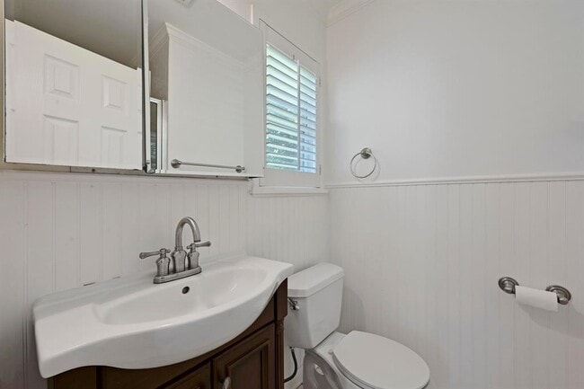 Building Photo - 3103 S Oak Dr