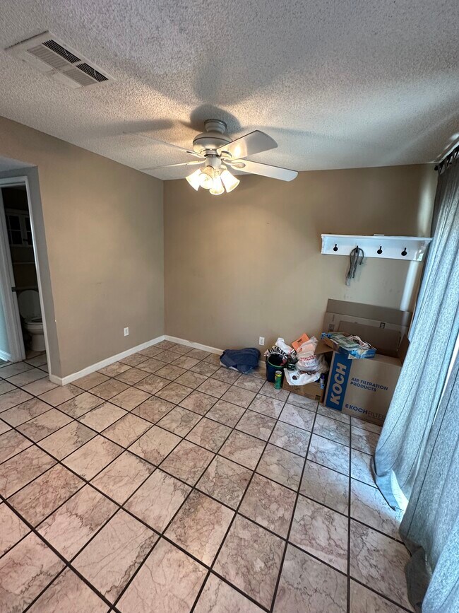 Building Photo - 917 W State St