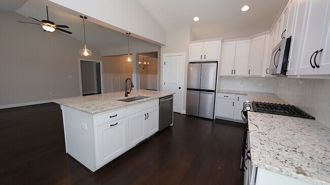 Building Photo - Beautiful Home with Open Floorplan in Desi...