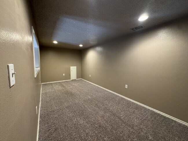 Building Photo - Captivating Townhome in Whisperwood
