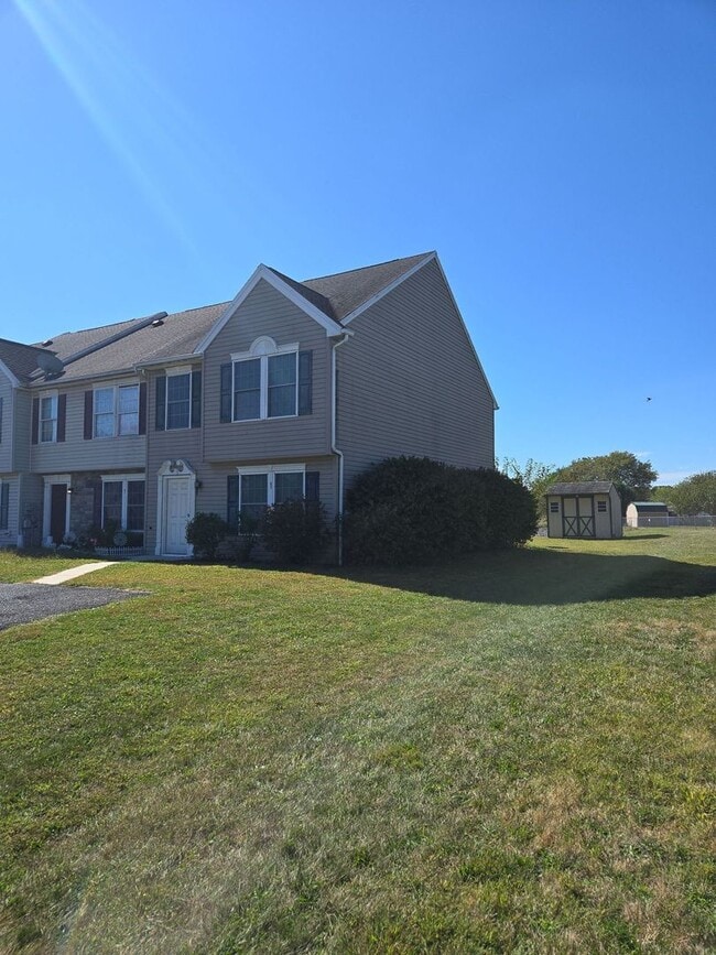 Building Photo - Well-Maintained 3 Bed/2.5 Bath Townhouse i...