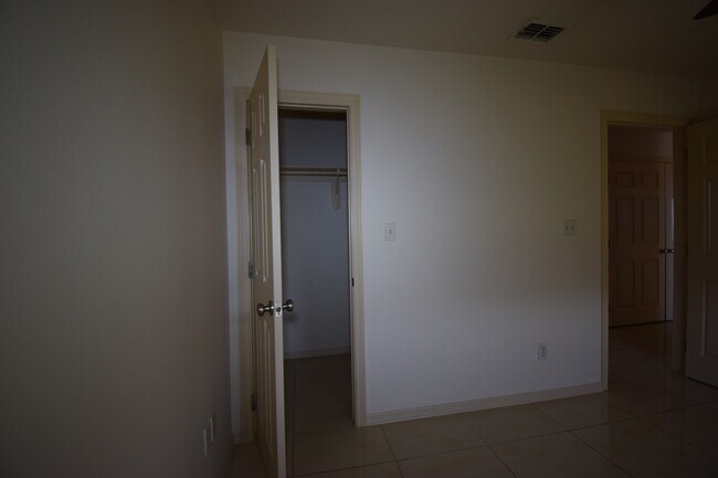 Building Photo - 1402 W Carmen Ave