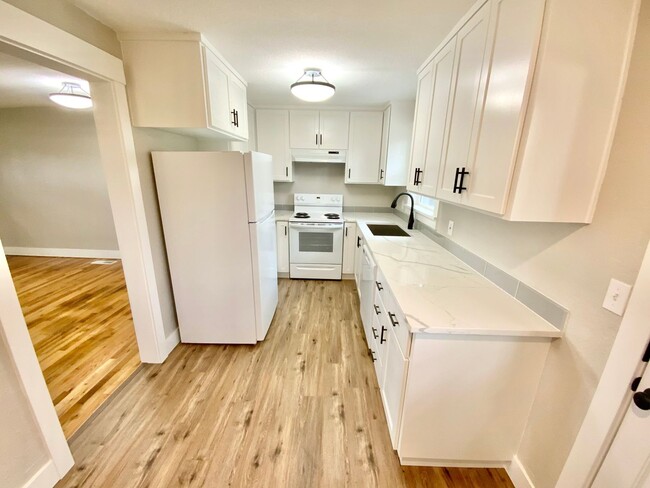 Building Photo - Beautifully Updated 3 Bedroom, 1 Bath Hous...