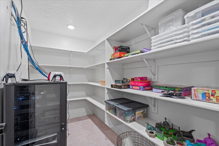 Building Photo - 690 S Edge Ln