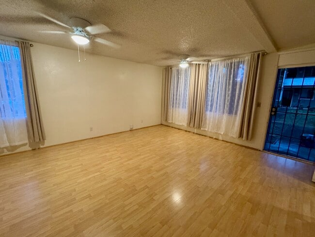View of dining area and front window from hallway - 95-644 Hamumu St