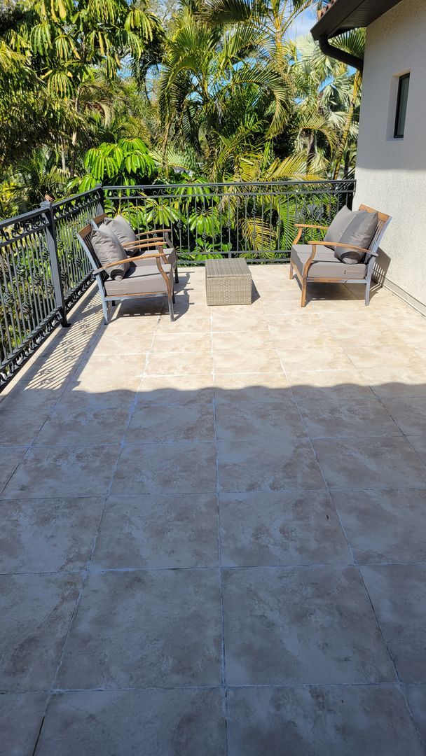 Building Photo - Seasonal stunning 5/5 pool home west of trail near Siesta Key!